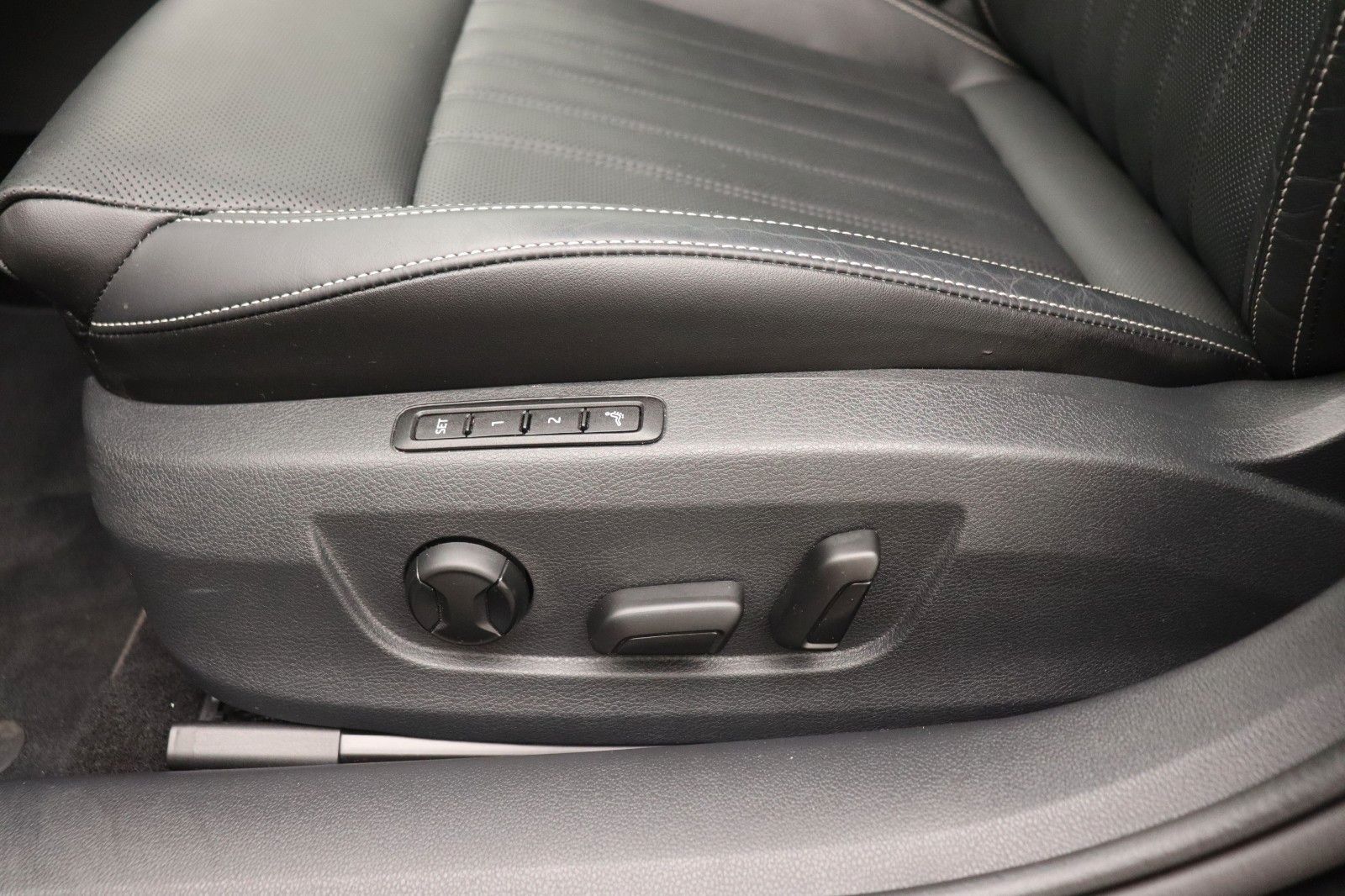 Fahrzeugabbildung SKODA Superb Combi 2.0 TDI Premium Edition Standheiz.