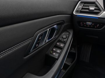 Fahrzeugabbildung BMW 320d xDLuxury Line DAB HiFi PDC Stop&Go Komfort