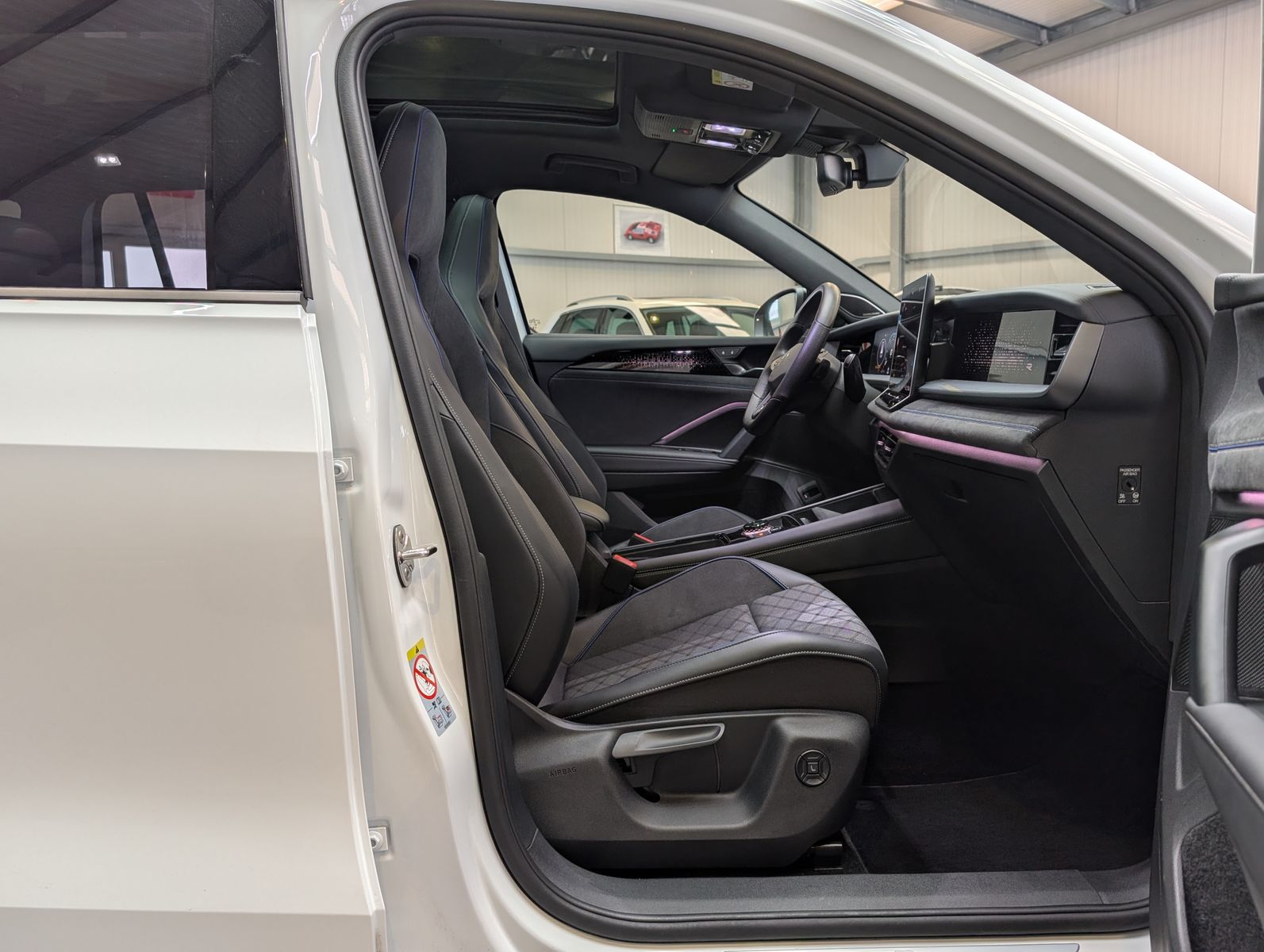 Fahrzeugabbildung Volkswagen Tayron 2.0TDI 4M R-Line Launch Pano Black AHK 20