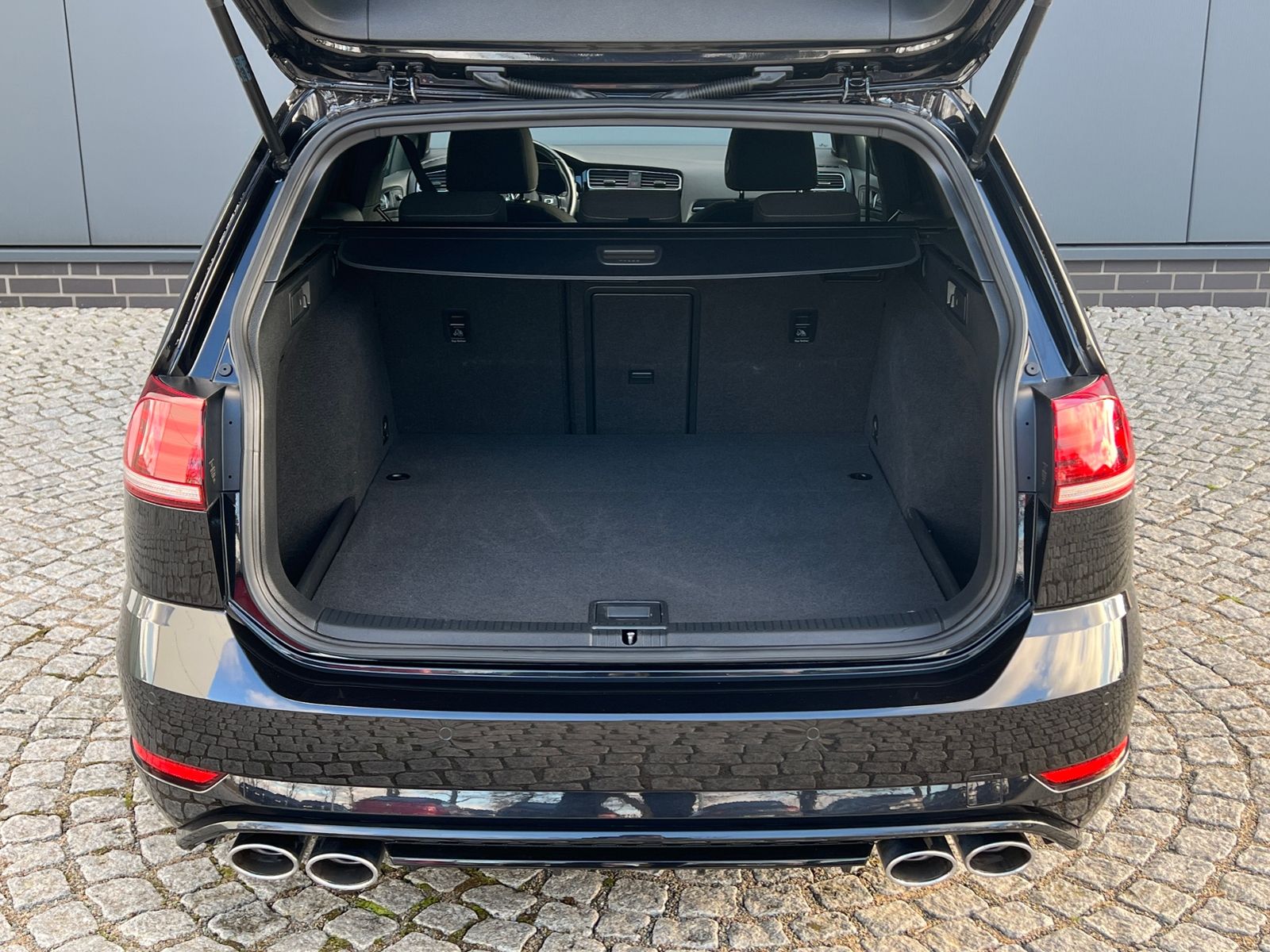 Fahrzeugabbildung Volkswagen Golf VII Variant R 2.0 TSI DSG 4MOTION *LED,DYNA