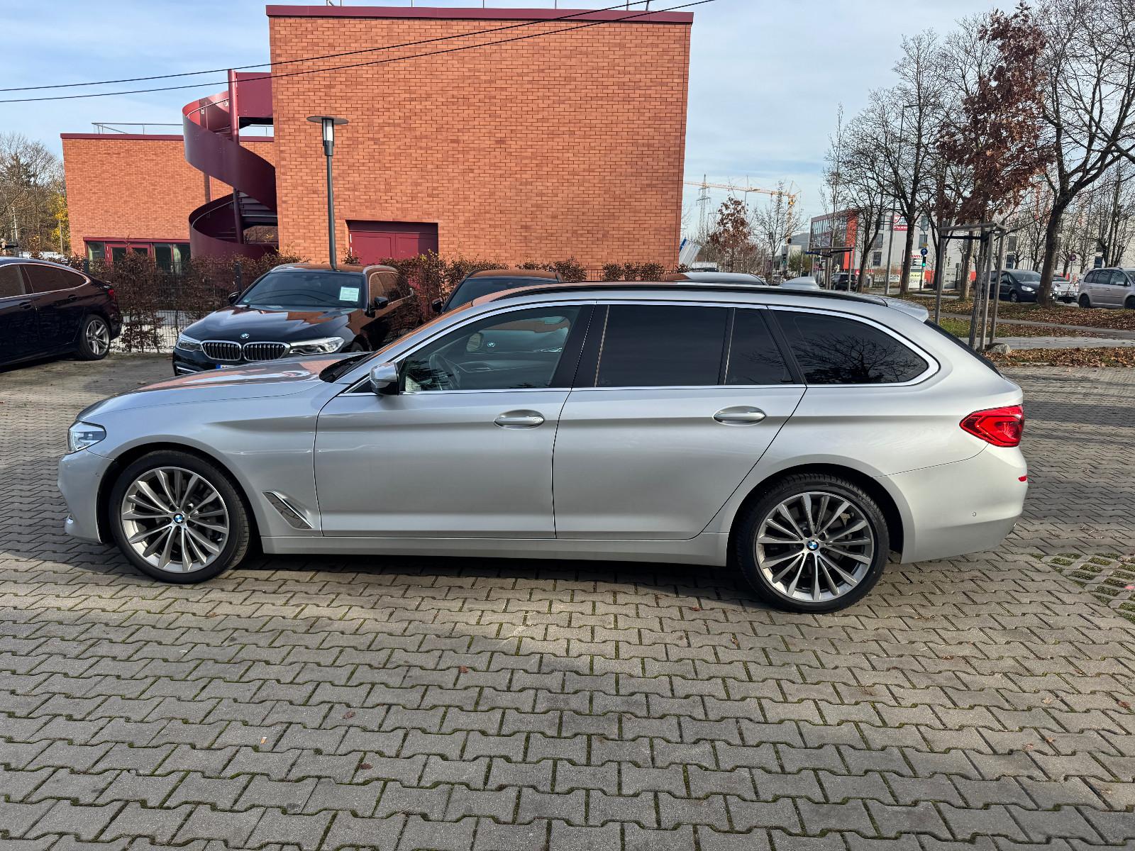 BMW 530 d Tour*Kamera*W+Som.räder* Live Cockpit*Navi