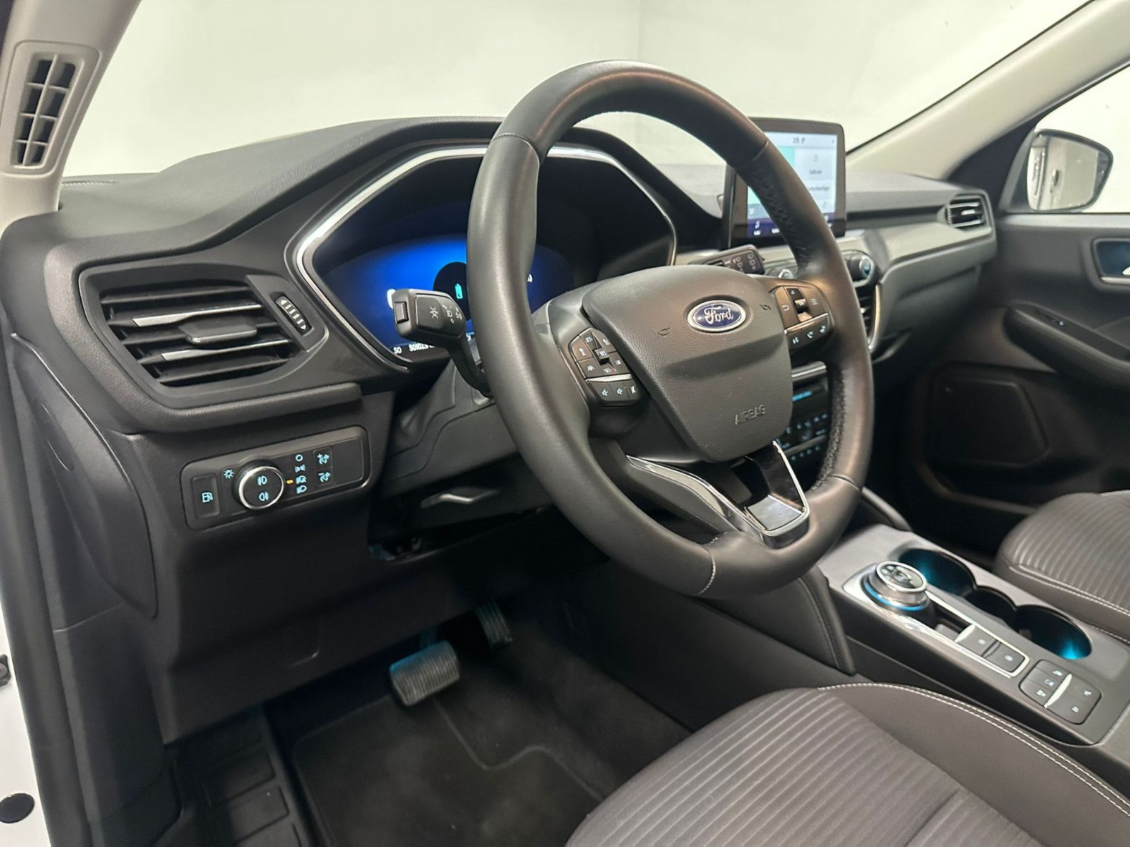 Fahrzeugabbildung Ford Kuga 2,5 Hybrid Titanium *NAVI*KLIMA*SH*360