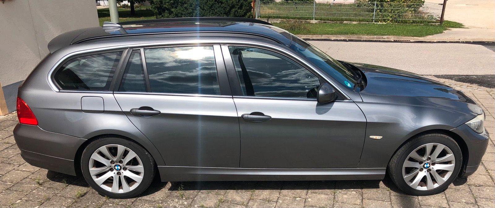 BMW 318 2010 — interior