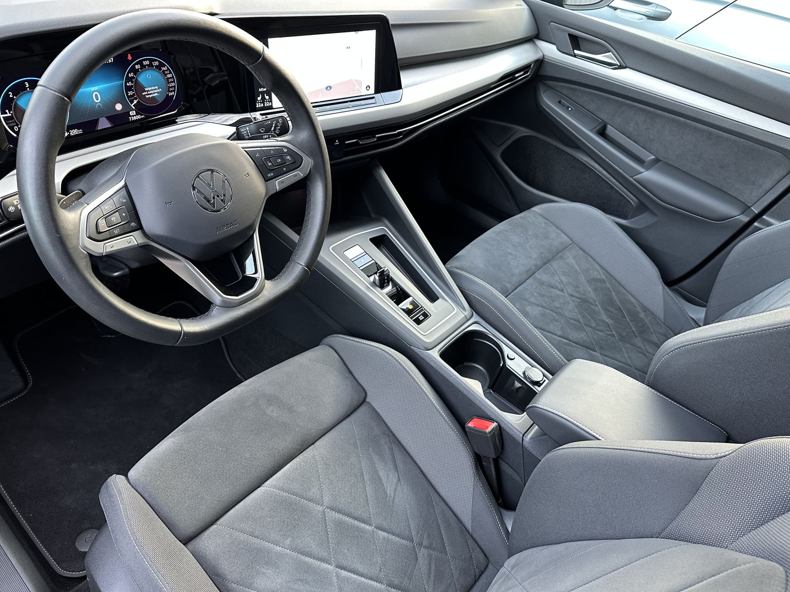 Fahrzeugabbildung Volkswagen Golf Variant 2.0 TDI DSG Life NAV+LED+PANO+AHK