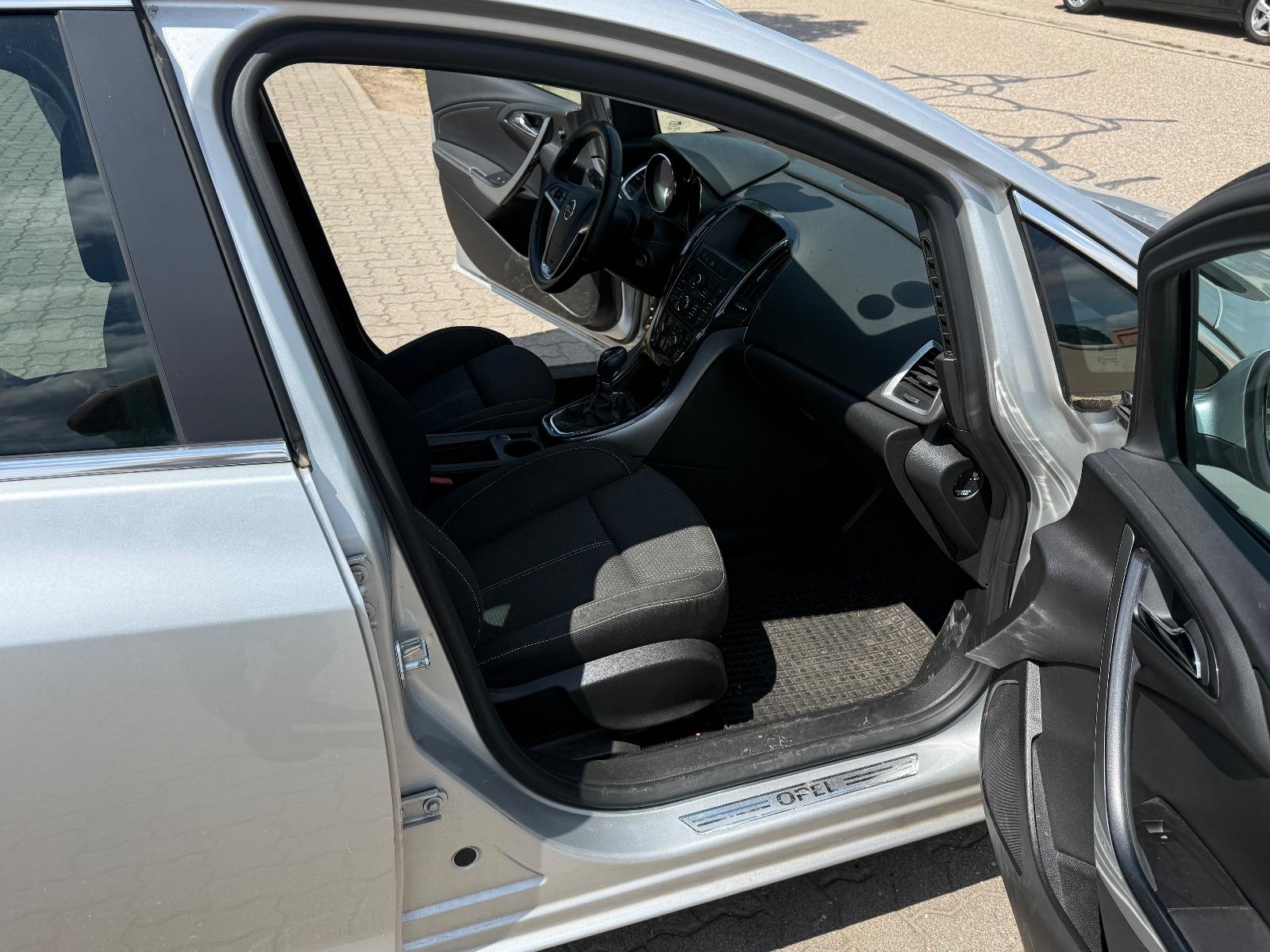 Opel Astra 2013 — photo 14