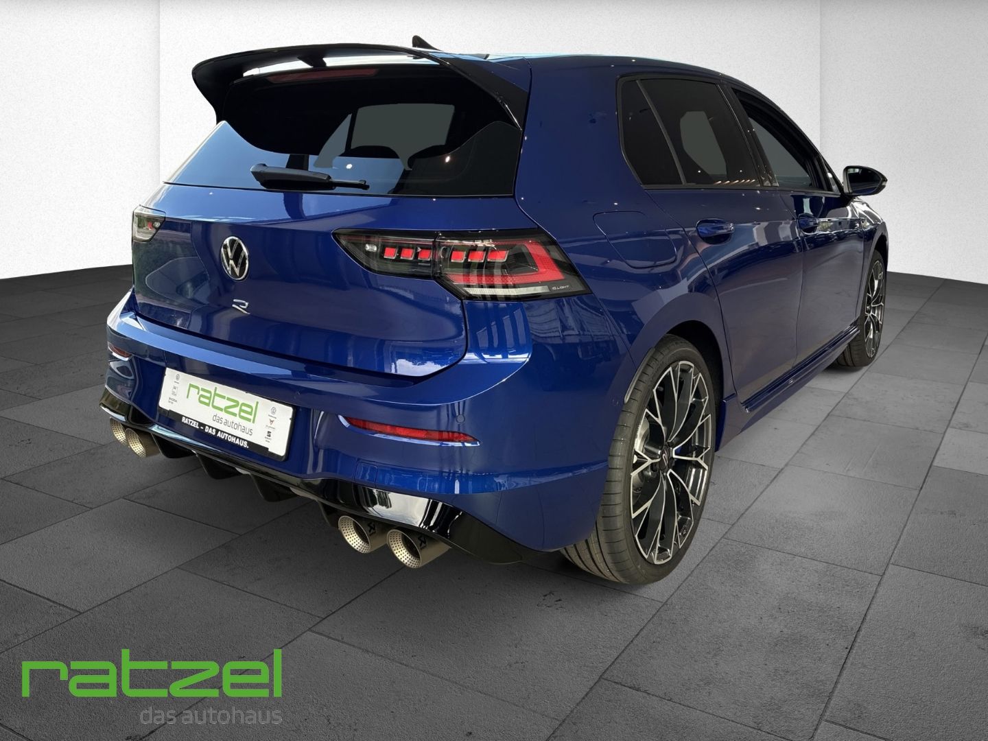 Fahrzeugabbildung Volkswagen Golf R VIII 2.0 Akra+Performance Paket+IQ.Light