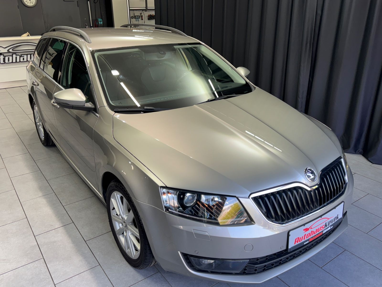 Fahrzeugabbildung SKODA Octavia Combi Elegance 4x4|NAVI|XENON|AHK|