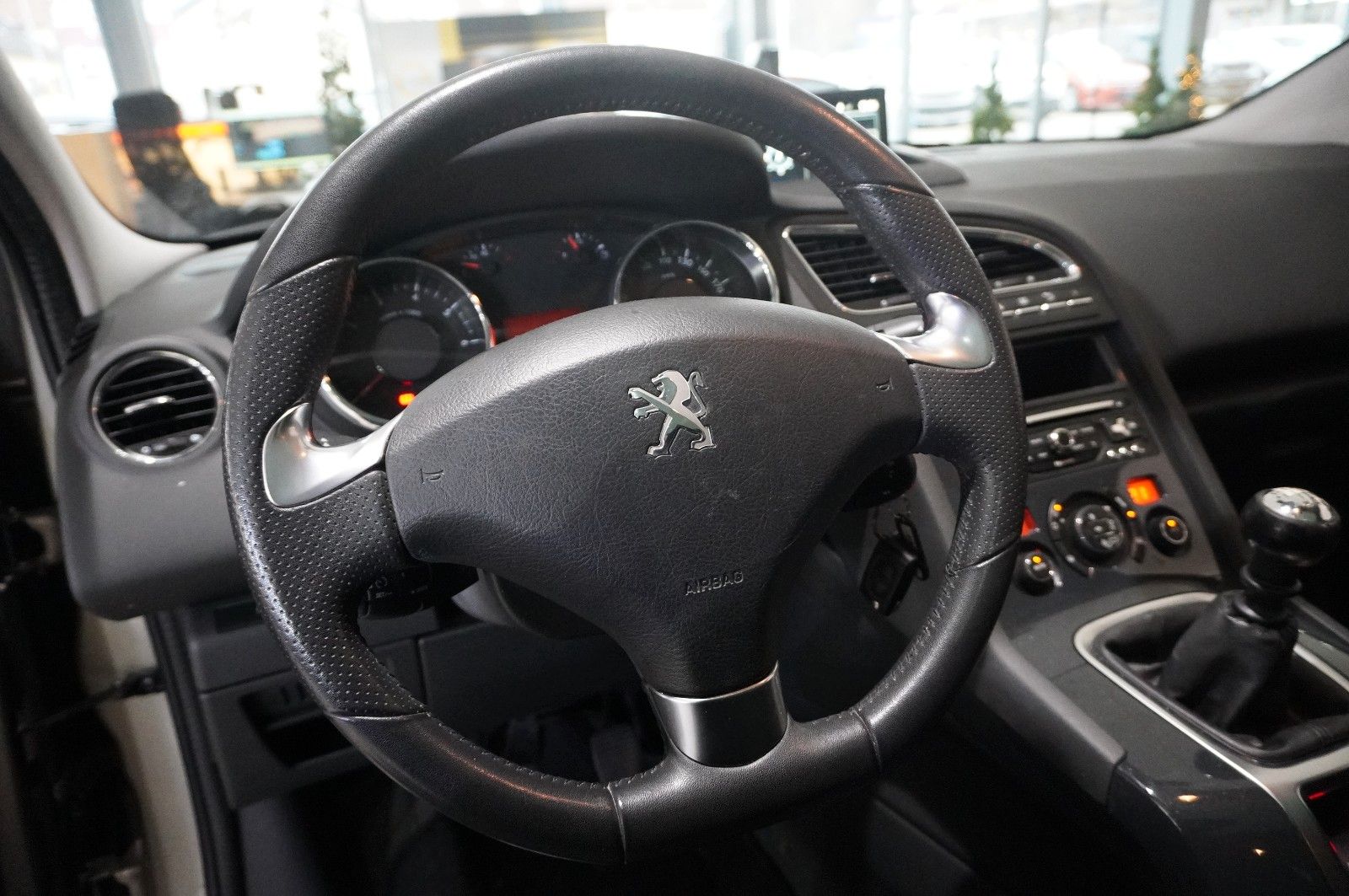 Fahrzeugabbildung Peugeot 5008 1.2T STYLE NAVI/LED/KAMERA/SHZ/PANO./AHK