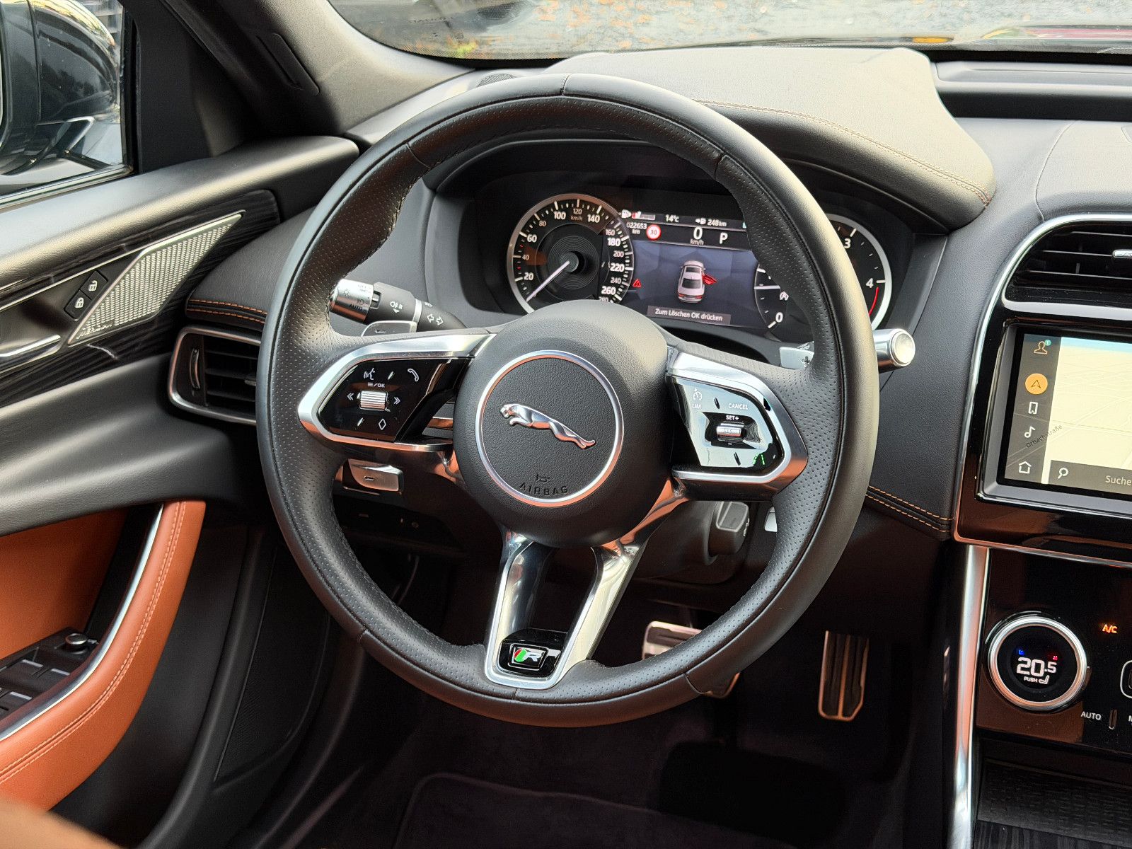 Fahrzeugabbildung Jaguar XE R-Dynamic Black/360°/NAVI/APPLE/SOUND/SHZ