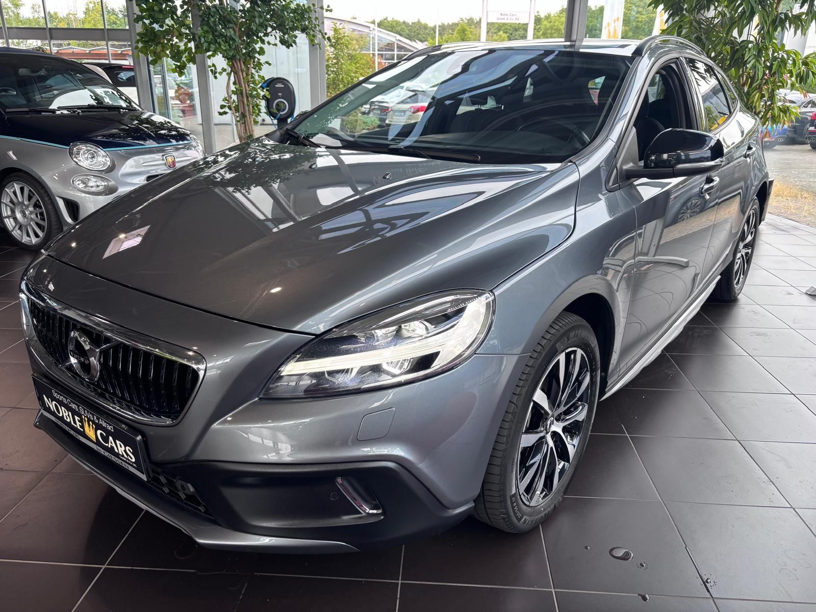 Fahrzeugabbildung Volvo V40 Cross Country Plus PANO ACC BLIS LED