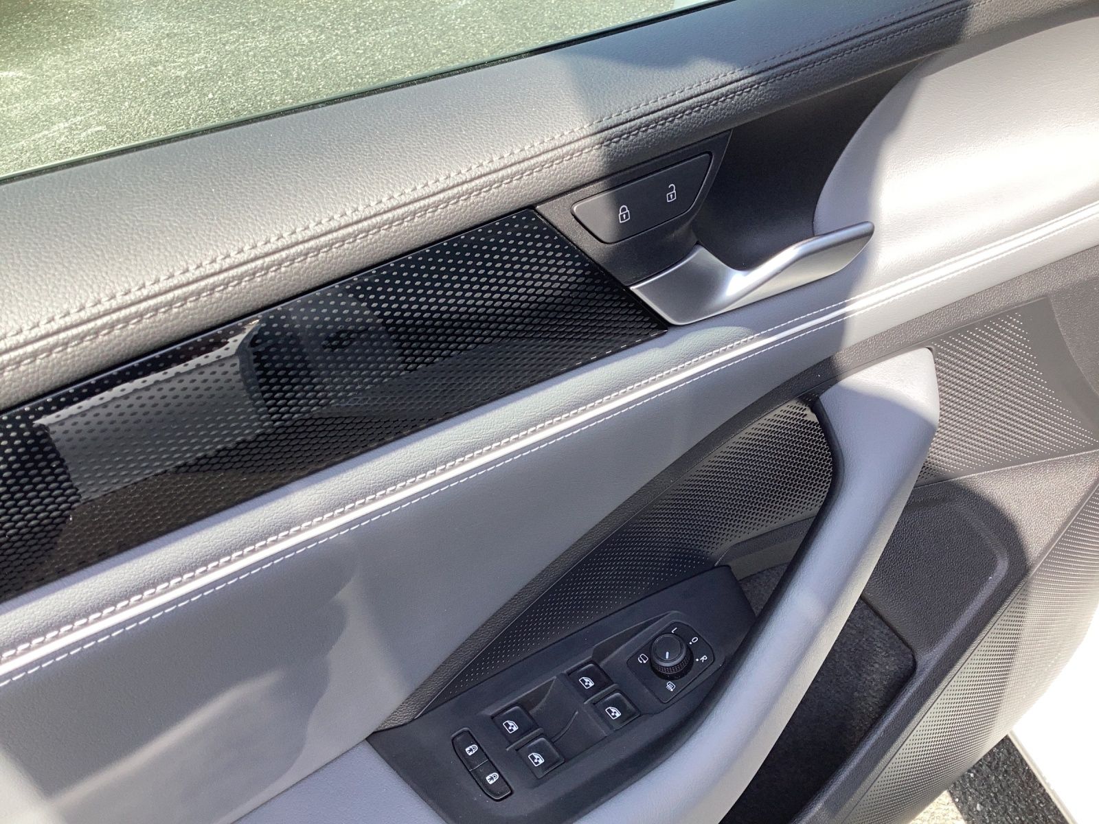 Fahrzeugabbildung Volkswagen Passat TDI Elegance DSG LED ACC AHK NAVI TRAILER