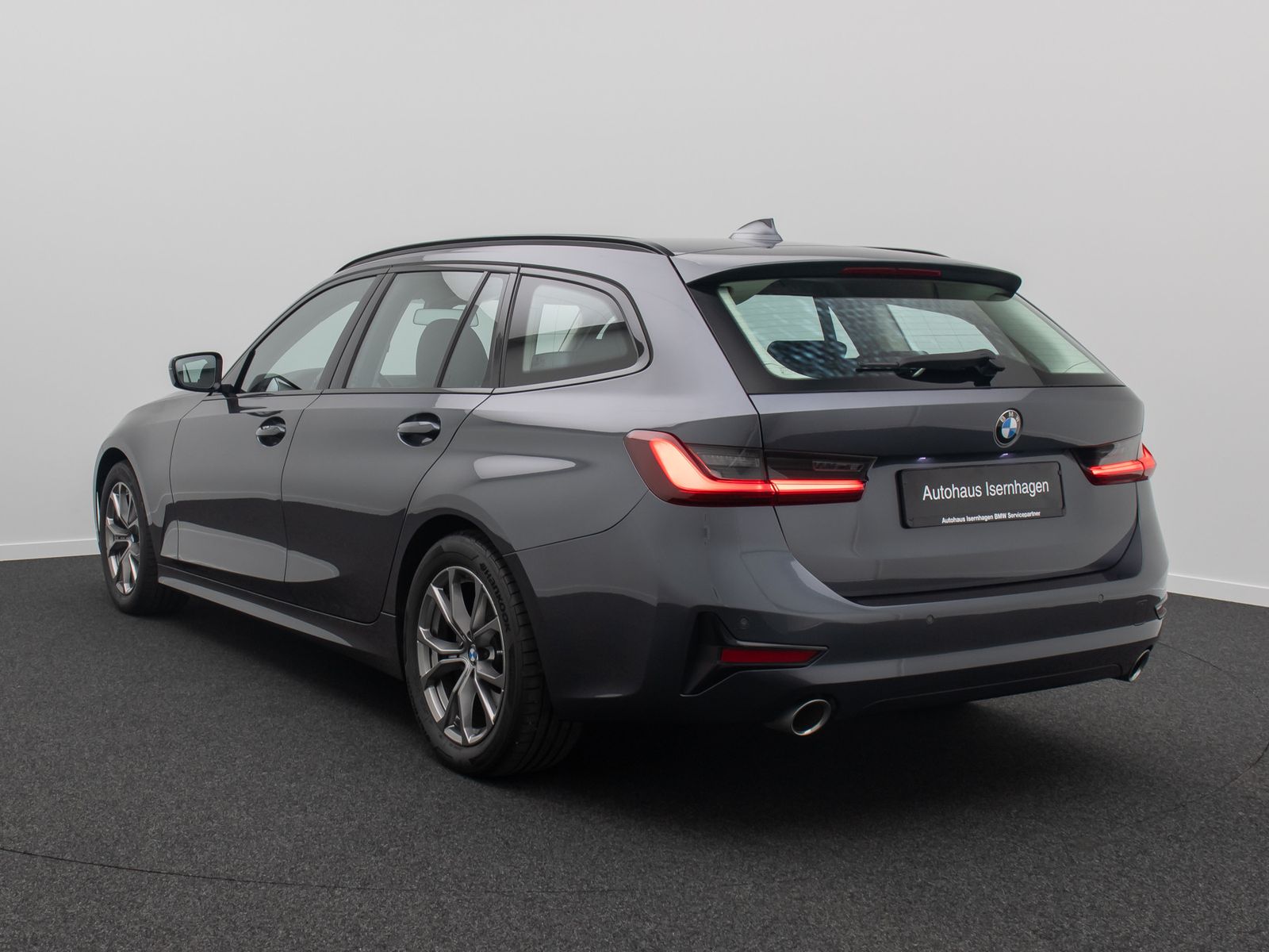 Fahrzeugabbildung BMW 320i Sport Line Alarm DAB FernlichtAss PDC LED