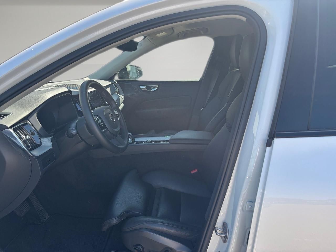 Fahrzeugabbildung Volvo XC60 B4 Benzin Plus Dark 2WD