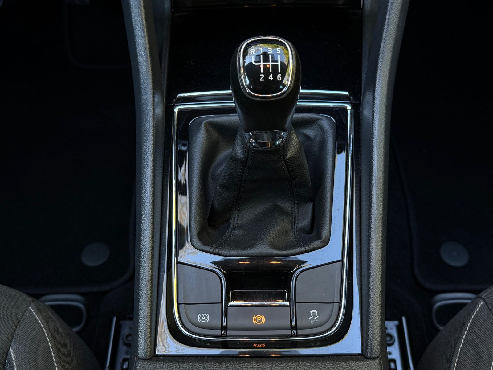 Fahrzeugabbildung SKODA Karoq 1.5 TSI Ambition LED+KAMERA+VIRT+CARPL+DAB