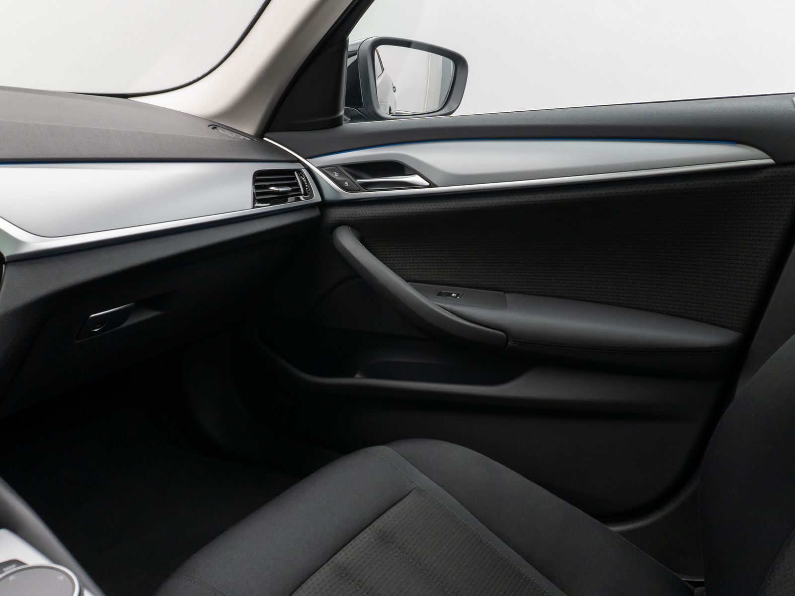 Fahrzeugabbildung BMW 530e xD Panorama Kamera CockPiPro DAB Alarm LED