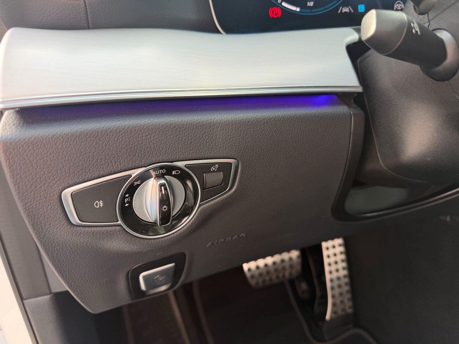 Fahrzeugabbildung Mercedes-Benz E 300e T AMG+Pano+Burm+Distr+HUD+360