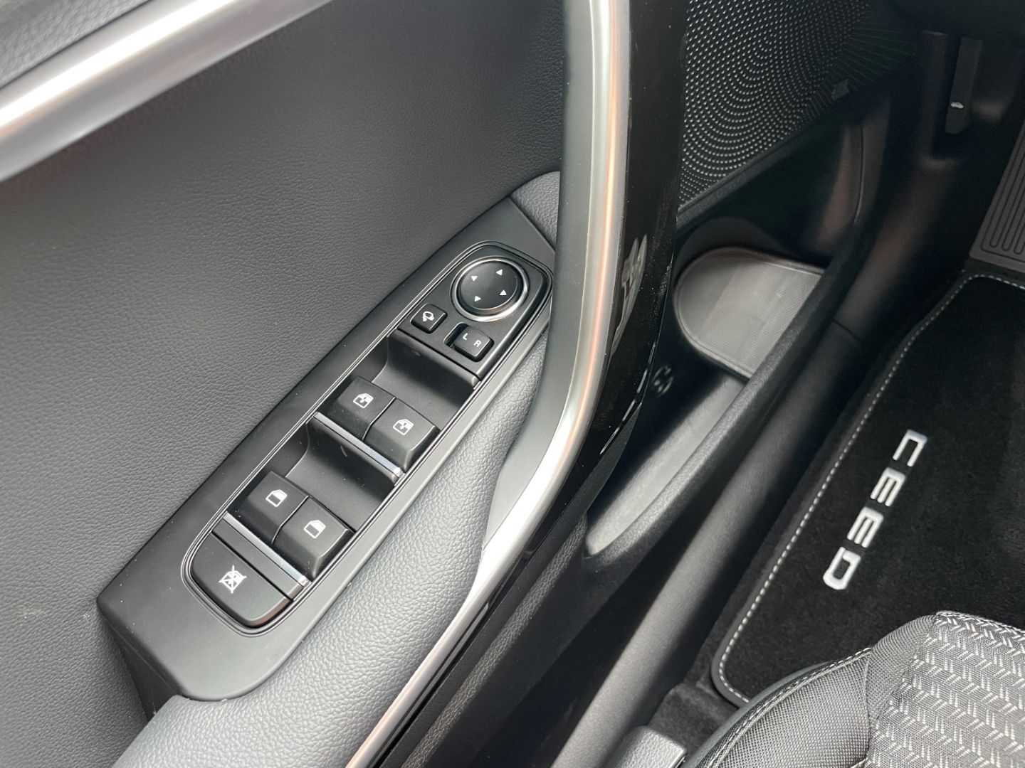 Fahrzeugabbildung Kia Ceed_sw Spirit TotWinkAss Kamera SHZ vo/hi LED