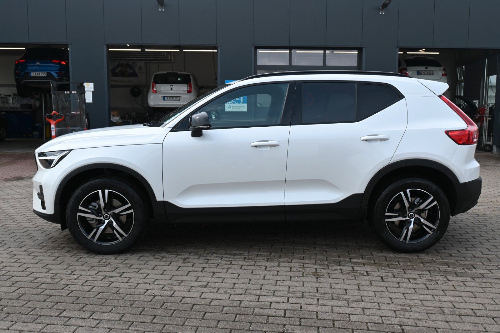 Fahrzeugabbildung Volvo XC40 B3 DKG Plus Dark*FSHZG*Pixel*360°*ACC