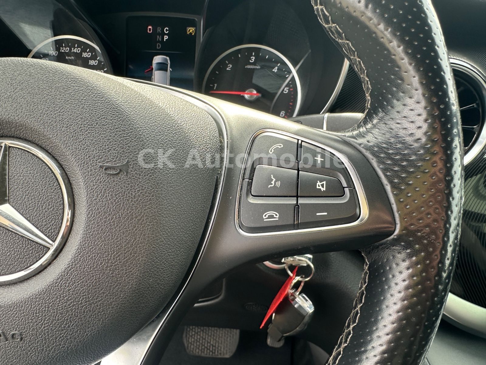 Fahrzeugabbildung Mercedes-Benz V300d EDITION 4Matic AMG-Line/7 Sitze/Pano/LED