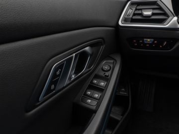 Fahrzeugabbildung BMW 320e Advantage DAB HiFi PDC AHK Alarm LED Sport