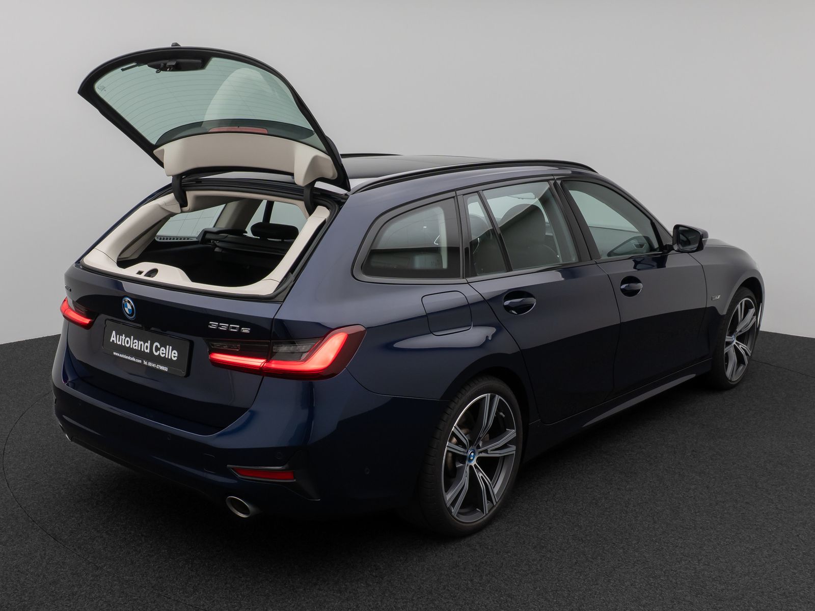 Fahrzeugabbildung BMW 330e xD SportLine Pano Kamera Laser HUD DAB HiFi