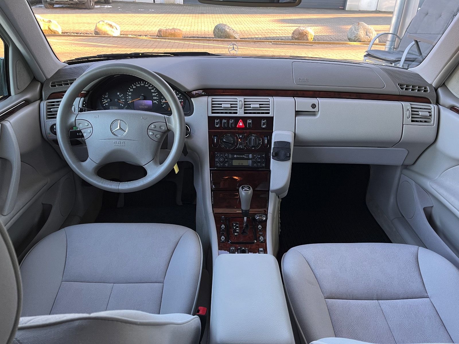 Fahrzeugabbildung Mercedes-Benz E 240 ELEGANCE