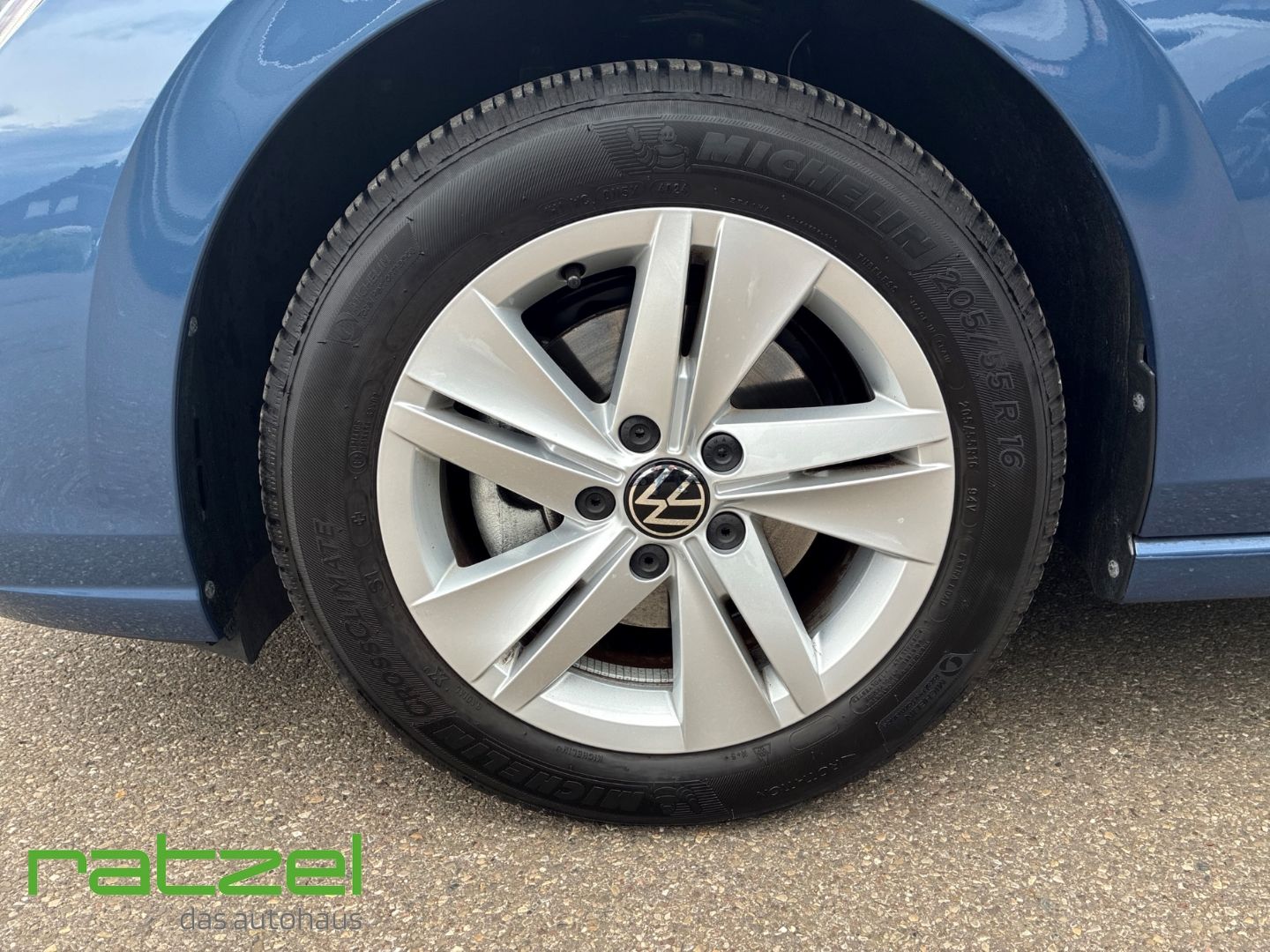 Fahrzeugabbildung Volkswagen Golf VIII Life 1,5 TSI HUD Navi Digitales Cockpi