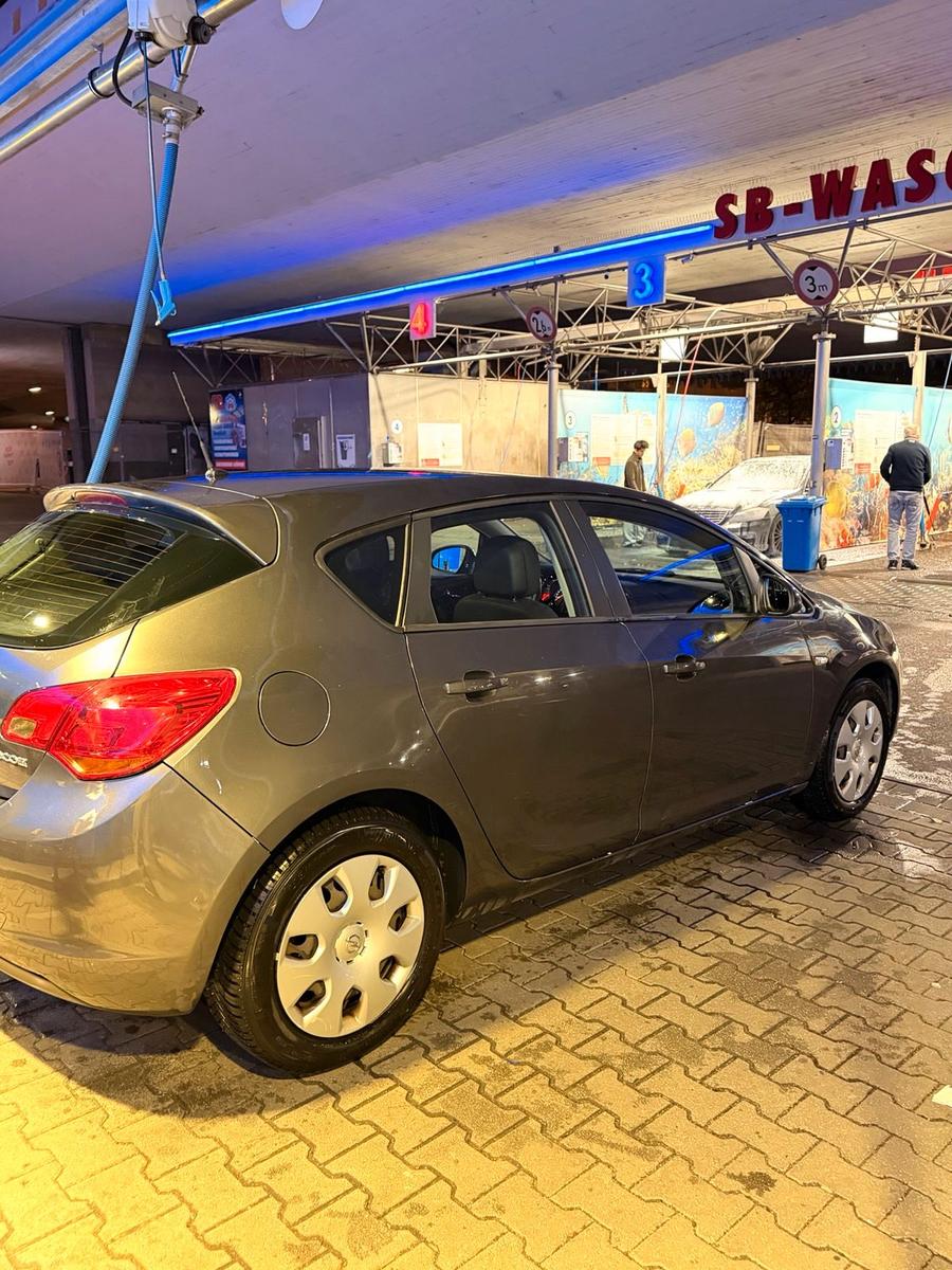 Opel Astra 2011 — photo 5