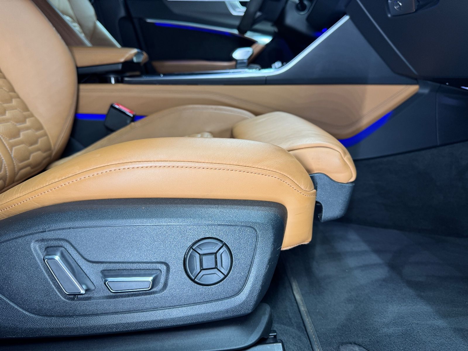 Fahrzeugabbildung Audi RS6 Avant 4.0 TFSI quattro|PANO|MATRIX|ACC|VOLL