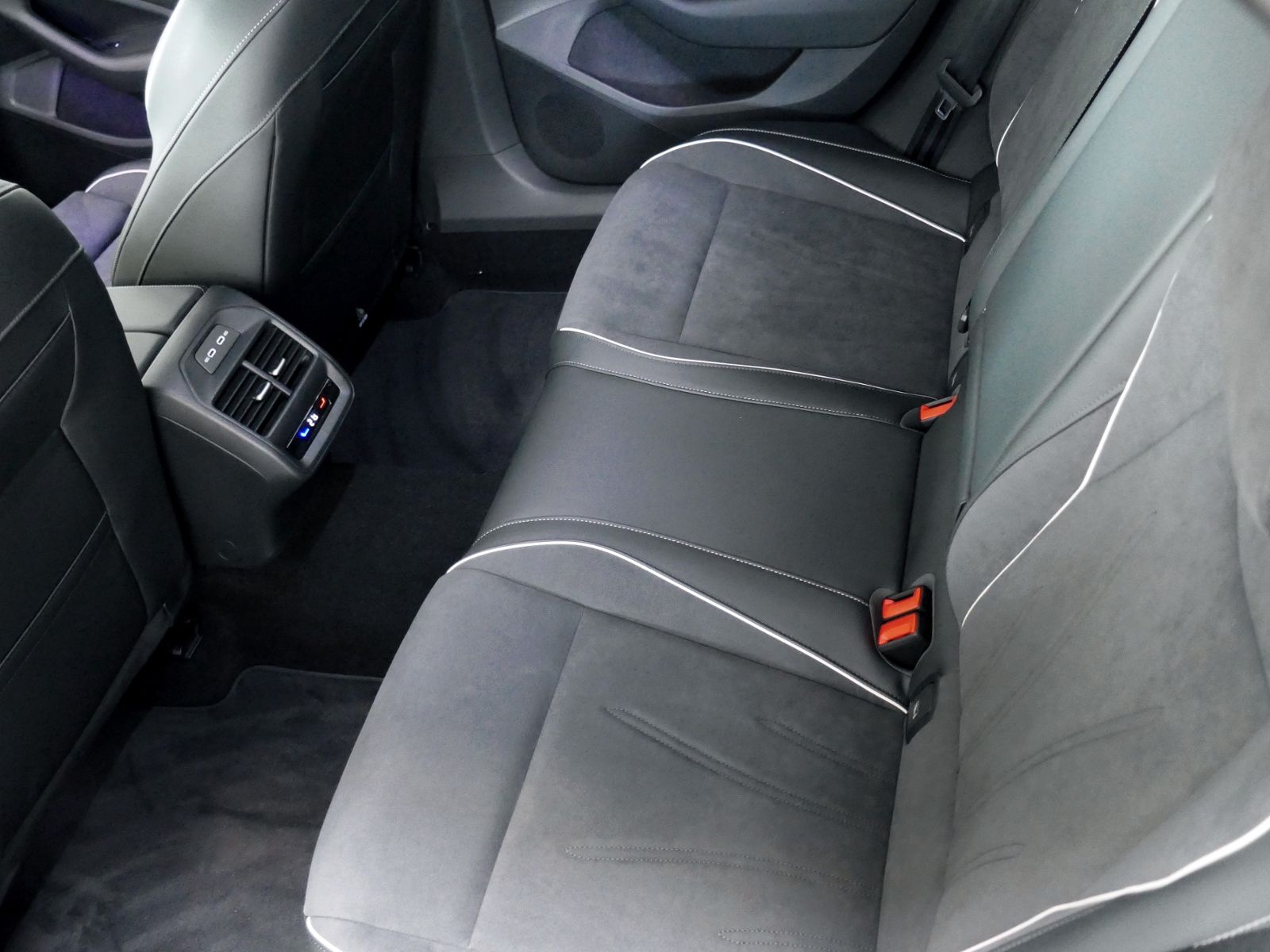 Fahrzeugabbildung Volkswagen Passat Business 2.0 TDI DSG | LED AHK RFK