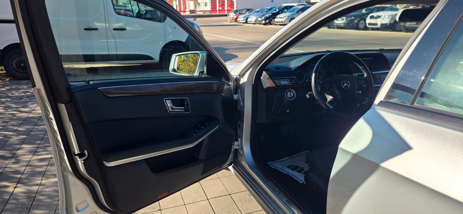 Mercedes-Benz E200 2010 — photo 12