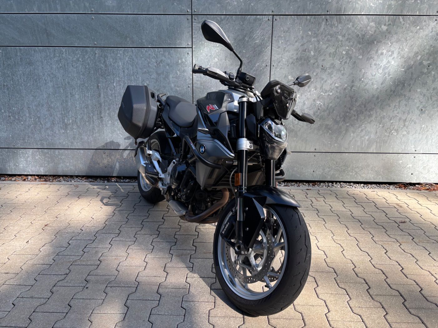 Fahrzeugabbildung BMW F 900 R Tieferlegung Seitenkoffer