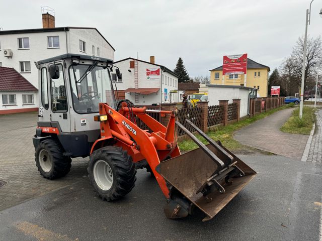 Kubota R520