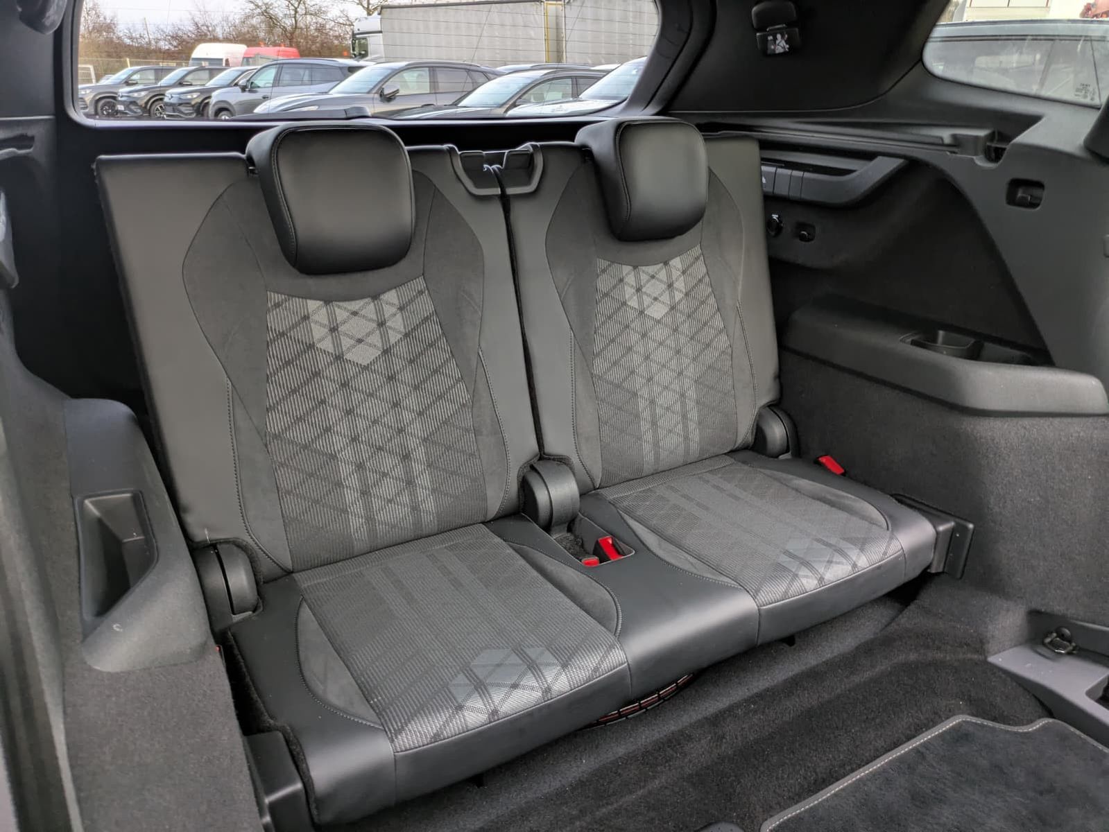 Fahrzeugabbildung Volkswagen Tayron 2.0 TDI 4M R-Line 7Si*MATRIX*AHK*PANO*HUD