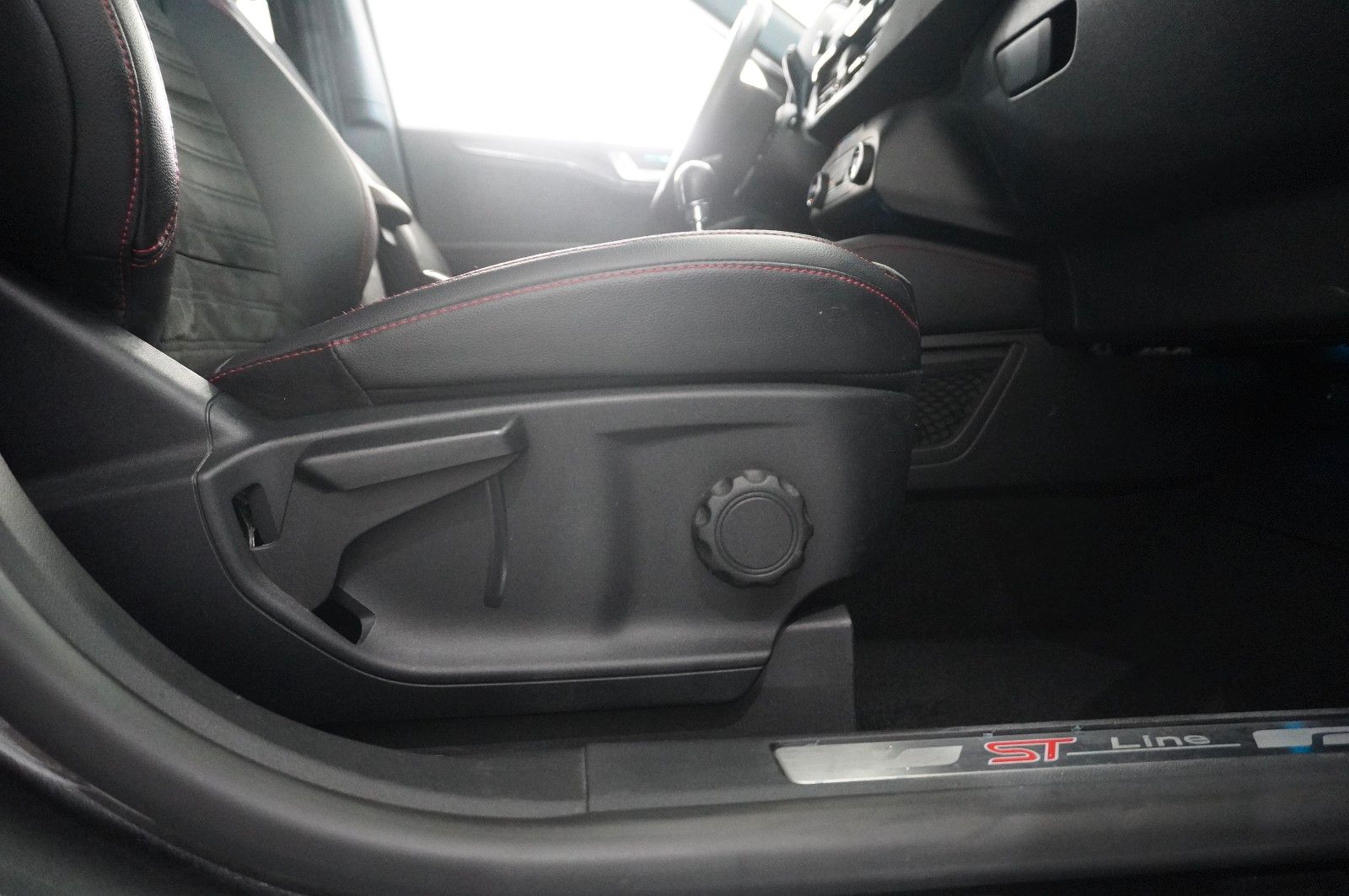 Fahrzeugabbildung Ford Kuga 1.5 ST-LINE X NAVI/LED/KAMERA/SPORT/B&O/DAB