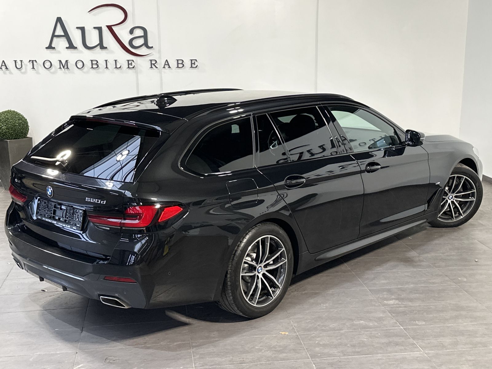 Fahrzeugabbildung BMW 520d Touring xDrive M-Sport NAV+LED+AHK+KAM+ACC