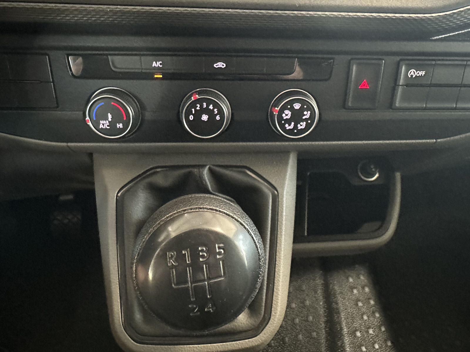 Fahrzeugabbildung Volkswagen T6.1 Transporter 2.0 TDI Kasten lang/Klima//Würt