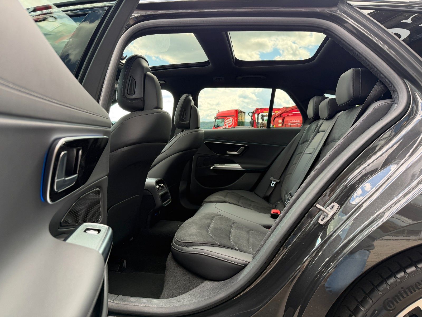 Fahrzeugabbildung Mercedes-Benz E 220 d T AMG Pano+AHK+360°+Distr+Digital+20"