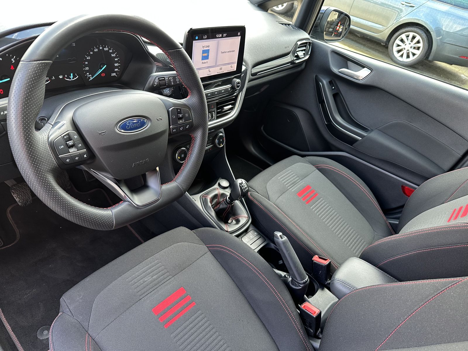Fahrzeugabbildung Ford Fiesta 1.0 EcoBoost ST-Line NAV+LED+CARPLAY+DAB