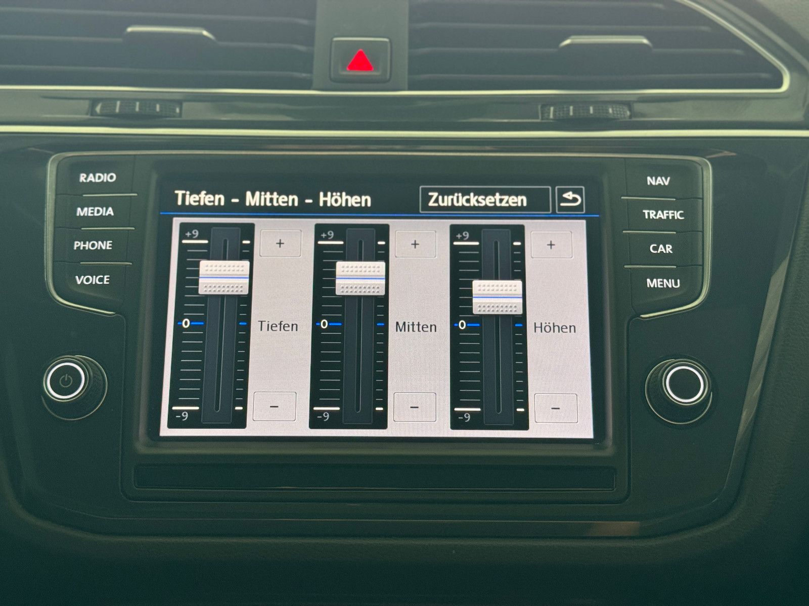 Fahrzeugabbildung Volkswagen Tiguan DSG 4MO 3X R-LINE PANO MEMORY BLACK STYLE