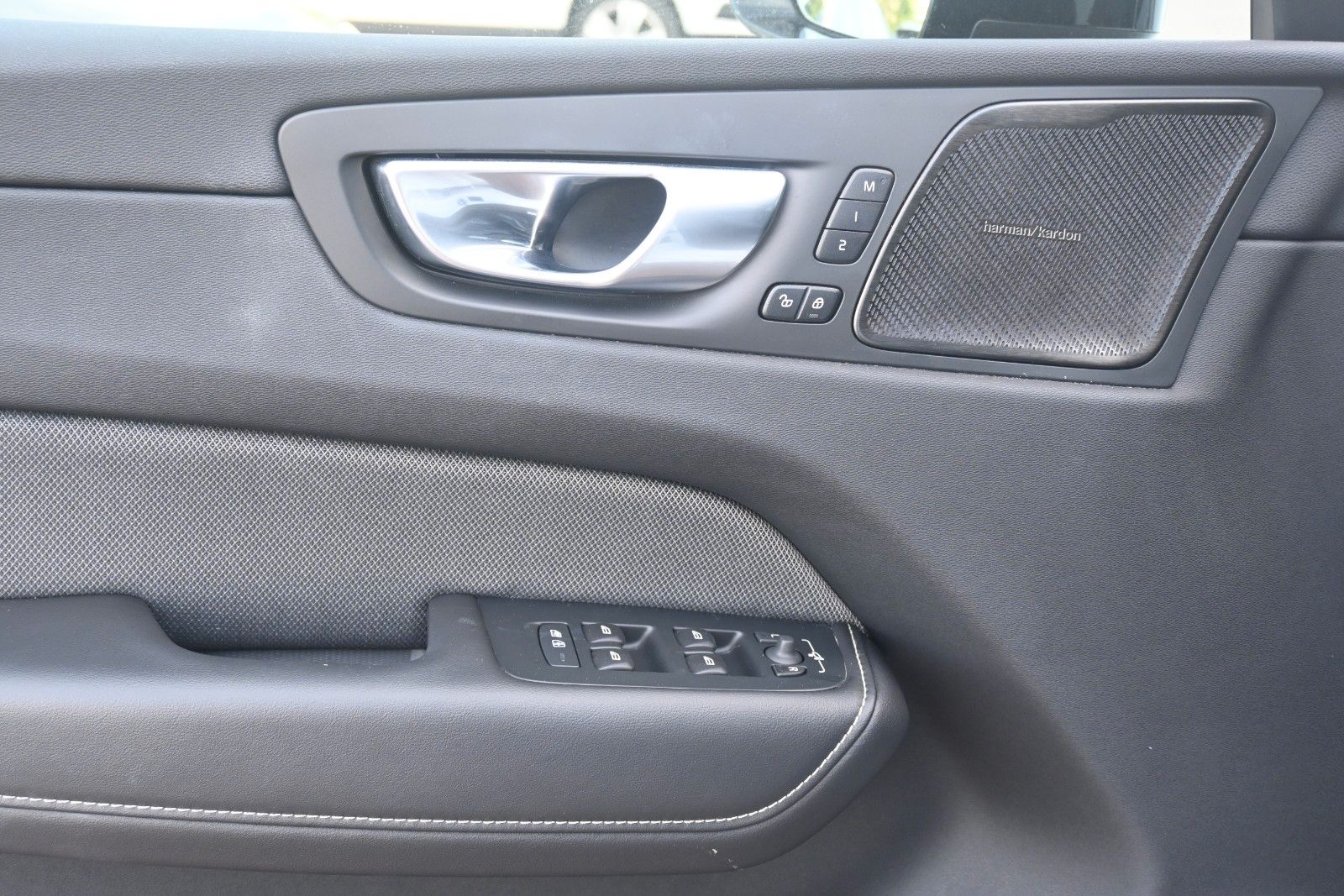 Fahrzeugabbildung Volvo XC60 B5 AWD Plus Dark*LED*PANO*360*H&K*BLIS