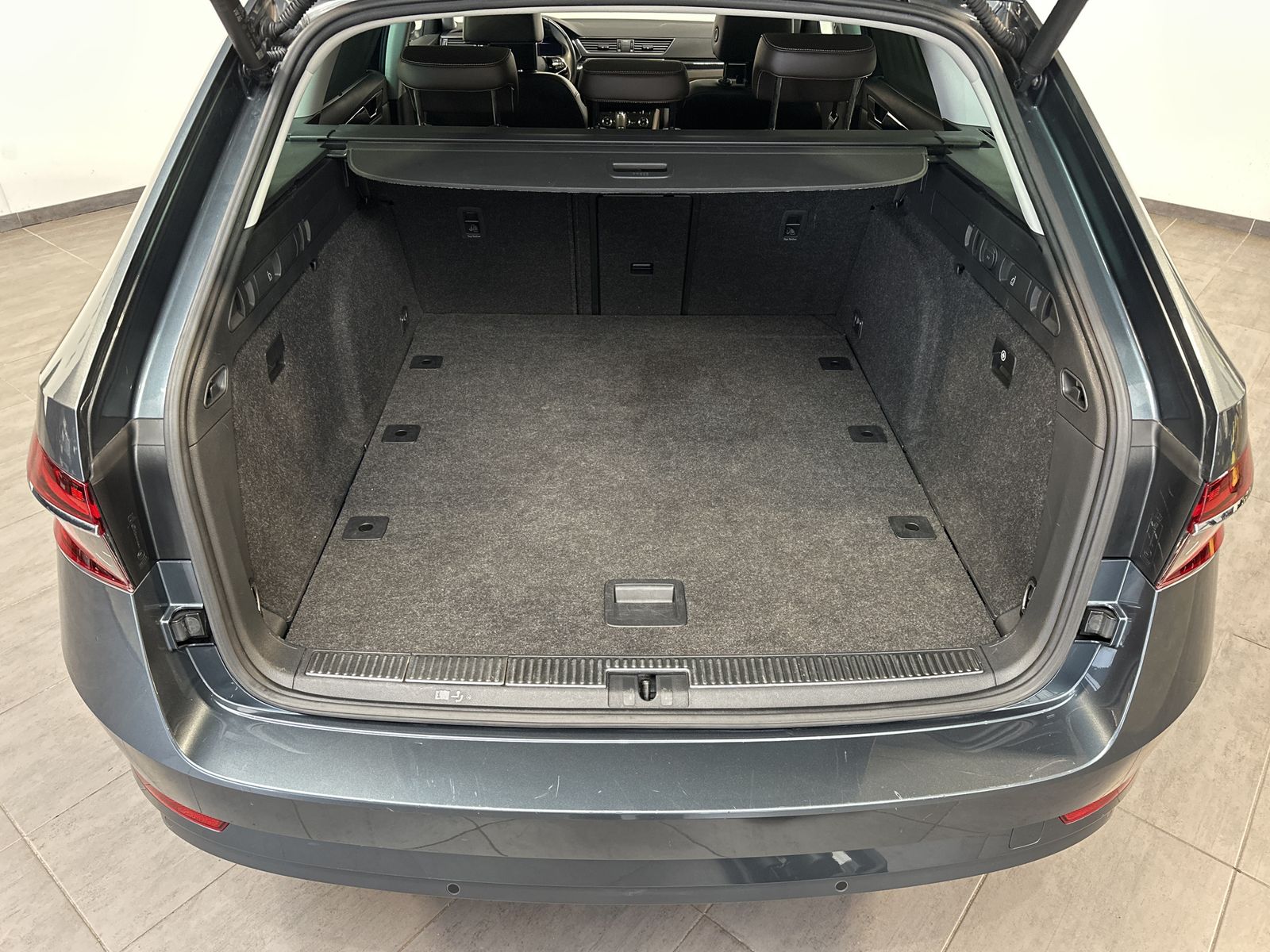 Fahrzeugabbildung SKODA Superb Combi 2.0 TDI 4x4 DSG L&K NAV+LED+PANO+VC