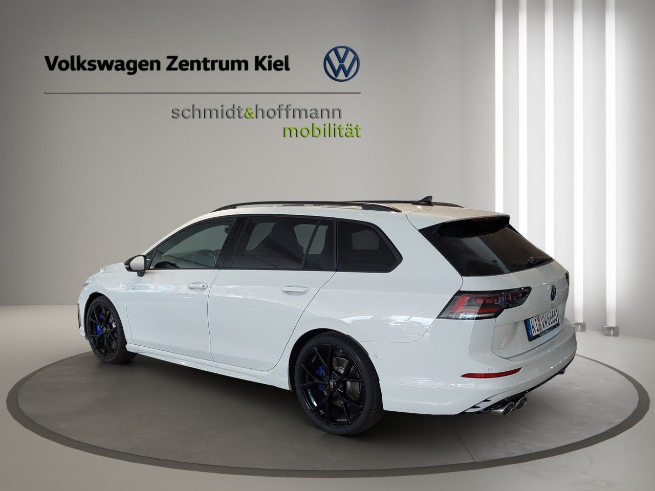 Volkswagen Golf VIII Variant R 4Motion 2.0 TSI PANO NAVI foto 4