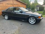 BMW 320i Schiebedach, Leder, 1.Besitz, H-Kennzeichen - BMW 320 mit Benzin-Antrieb: Limousine