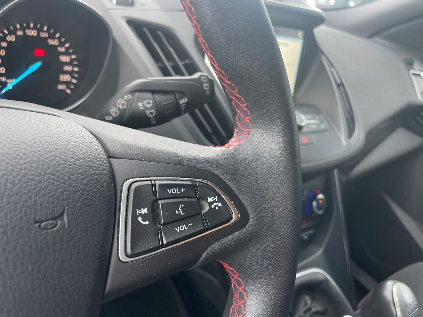 Fahrzeugabbildung Ford Kuga ST-Line elek Heckkl SHZ vo Lenkradhzg