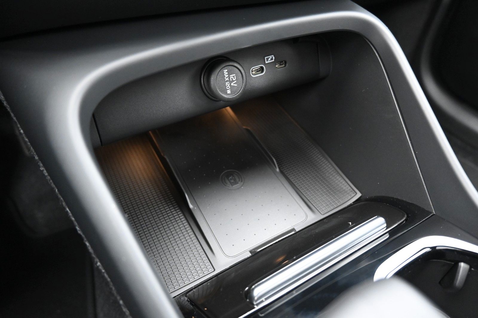 Fahrzeugabbildung Volvo XC40 B3 DKG Plus Black Edition*PANO*360°*ACC