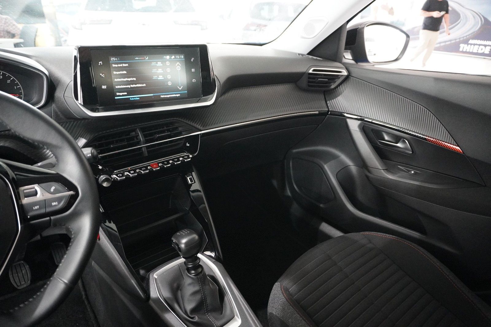 Fahrzeugabbildung Peugeot 2008 1.2 PURETECH NAVI/SHZ/KAMERA/TEMP/DAB+