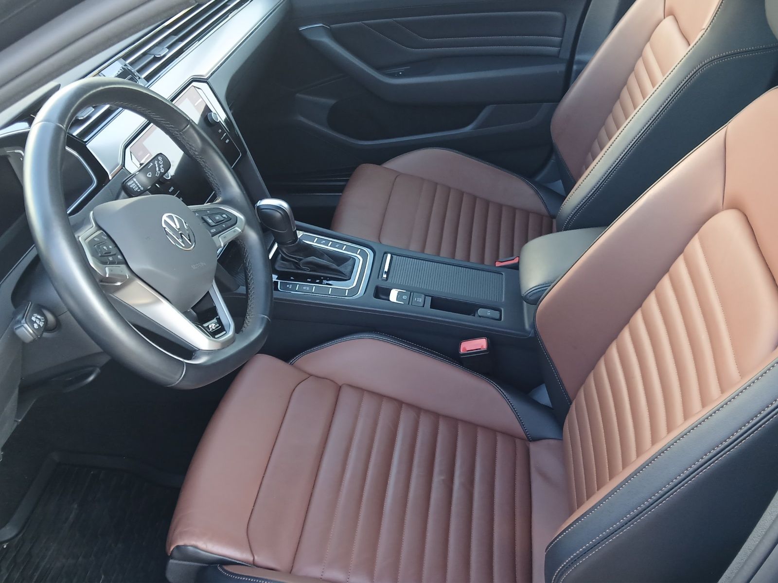 Fahrzeugabbildung Volkswagen Passat Variant TDI R-Line DSG Matrix AHK Navi Le