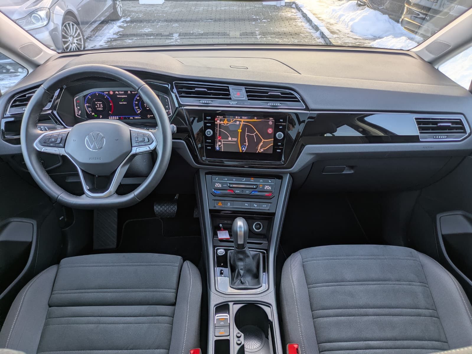 Fahrzeugabbildung Volkswagen Touran 2.0 DSG R-Line High. Pano 7-Si IQ.Dri AHK