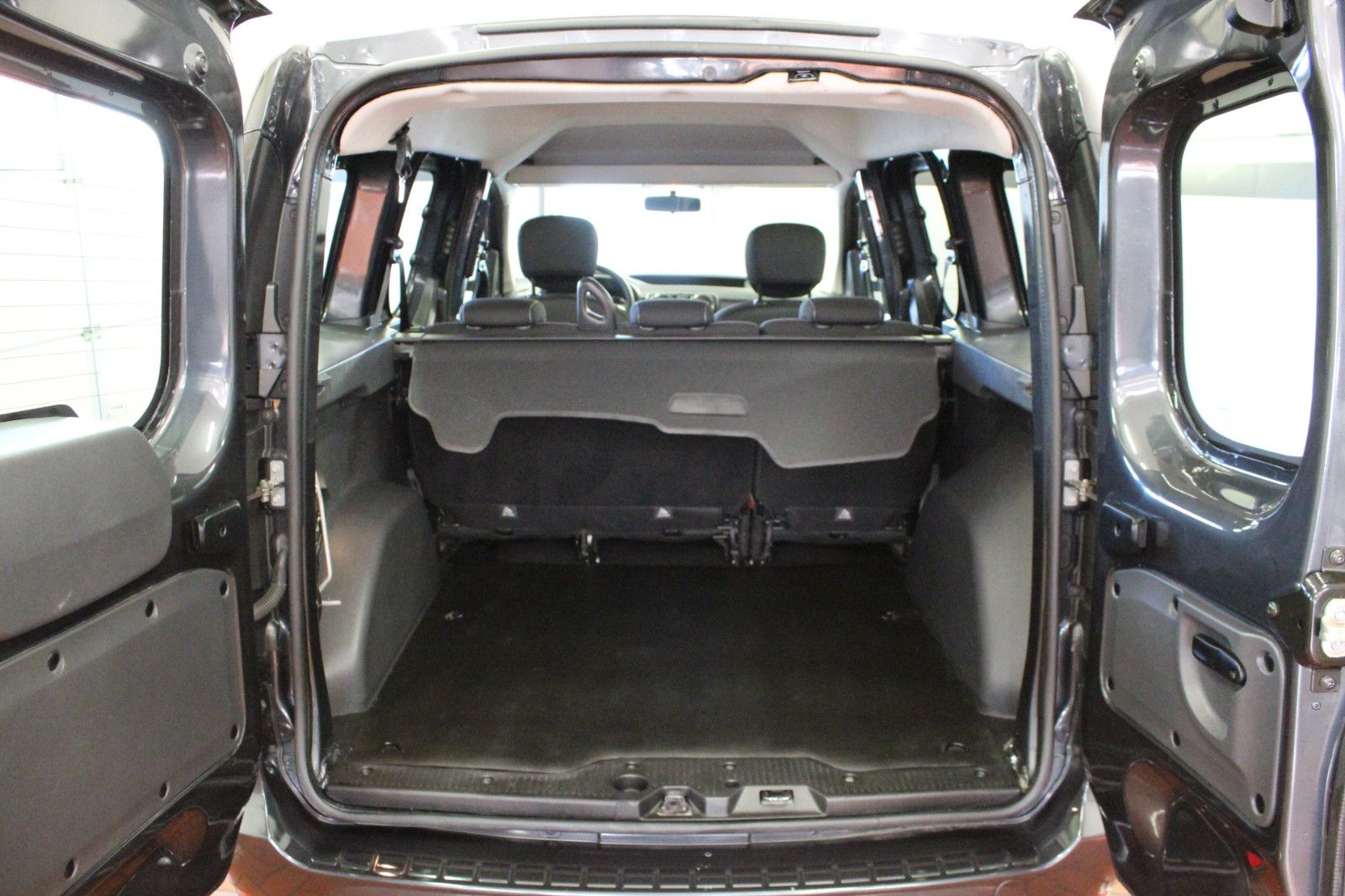 Fahrzeugabbildung Dacia Dokker 1.6 SCe 100 Laureate *Allwetterreifen*